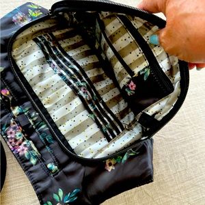 Lug Samba very roomy convertible / crossbody bag. Adjustable strap to 26”